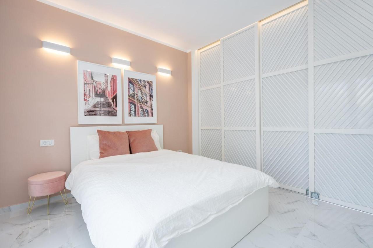 Fantastic City Center Apartment Bucarest Esterno foto
