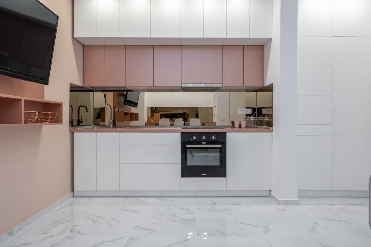 Fantastic City Center Apartment Bucarest Esterno foto